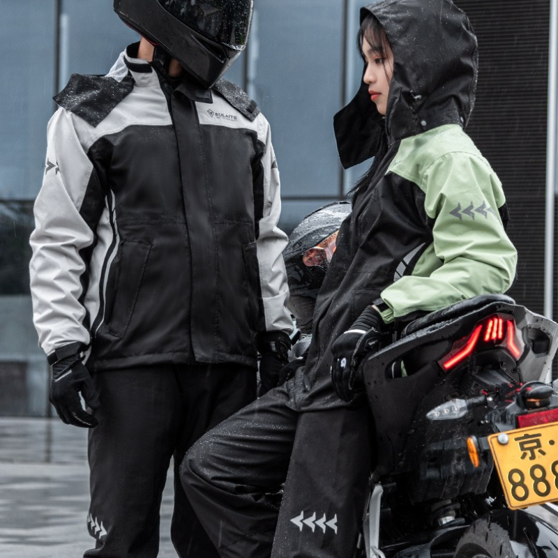 オックスフォード製バイク用レインスーツ 防水ジャケット＆パン - Cycling Commute Jacket のレビューと価格